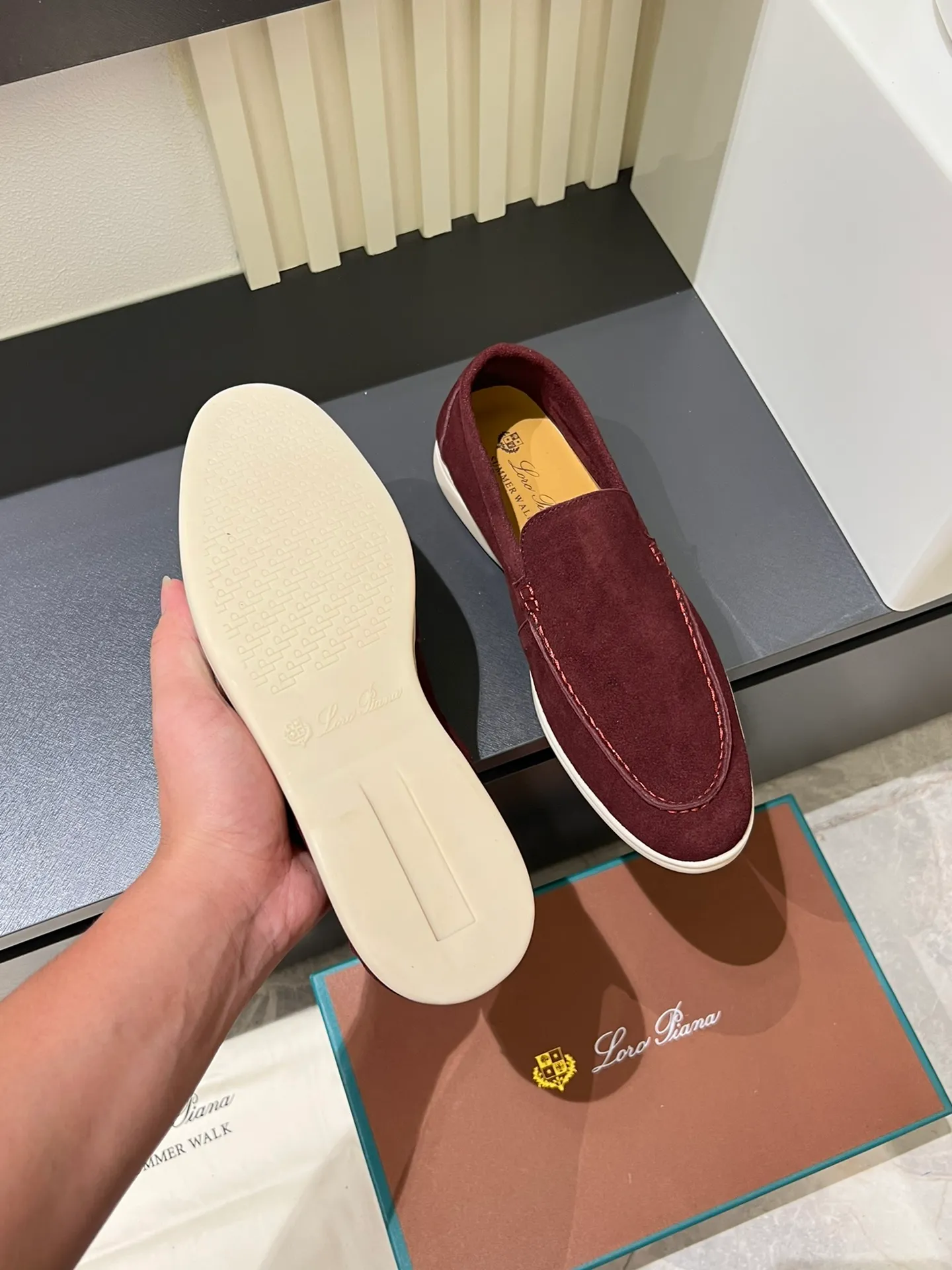 Men's shoes 💰p360 "Loro men's shoes 💰pian'*" Classic L men's shoes for couples 💰p Top version British flat loafers, a must-have item in old money style, the minimalist design is eye-catching and durable, a plus point for dressing The soft foot feel and texture are outstanding. They don’t scratch your feet and are very nice. They are matched with soft and waxy soles. They can be worn daily for a long time without getting tired. They are easy to wear, versatile and classic items, with perfect foot feel and texture! Imported cashmere fabric, the lining is made of imported A-grade water-dyed cow lining, the top version of the genuine leather midsole is sewn with pure handmade mark thread! Size: Female 35-40 (34. Customized) Male 38-44 (45.46. Customized)